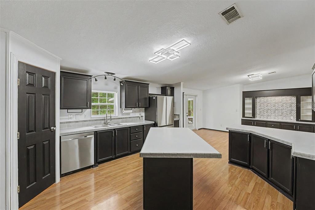 En Venta: $349,000 (4 camas, 2 baños, 2356 Pies cuadrados)