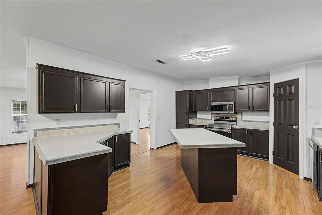 En Venta: $349,000 (4 camas, 2 baños, 2356 Pies cuadrados)
