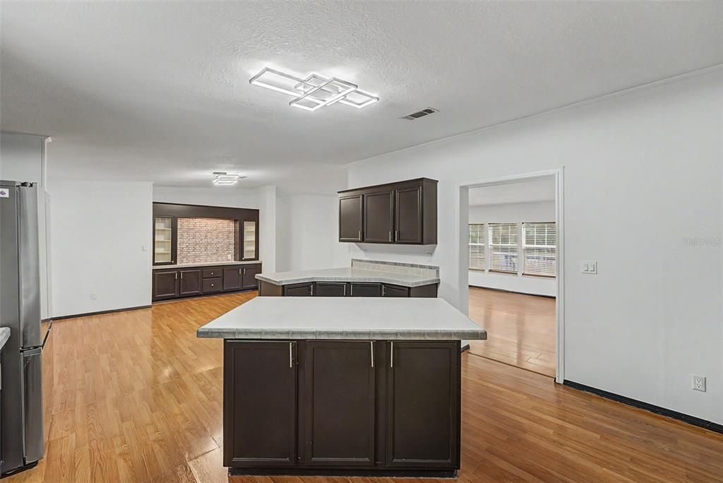 En Venta: $349,000 (4 camas, 2 baños, 2356 Pies cuadrados)