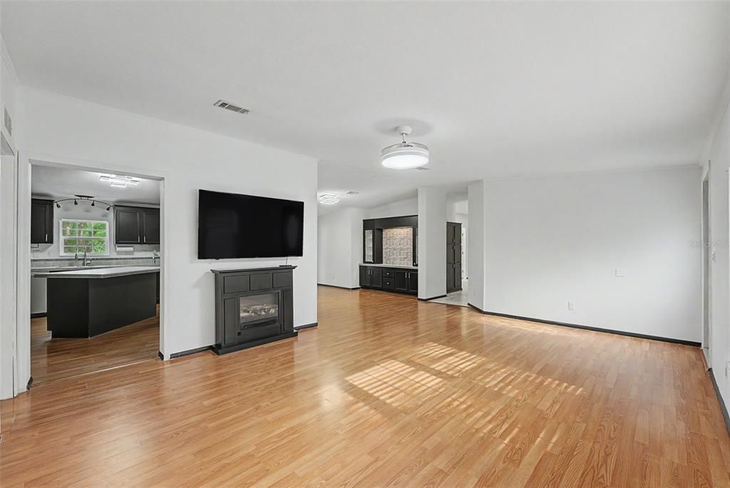 En Venta: $349,000 (4 camas, 2 baños, 2356 Pies cuadrados)