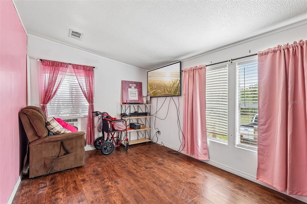 待售: $310,000 (5 贝兹, 2 浴室, 2280 平方英尺)