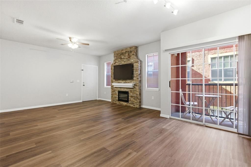 For Sale: $164,900 (1 beds, 1 baths, 821 Square Feet)