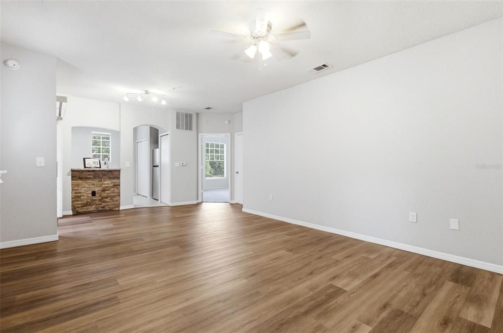 For Sale: $164,900 (1 beds, 1 baths, 821 Square Feet)