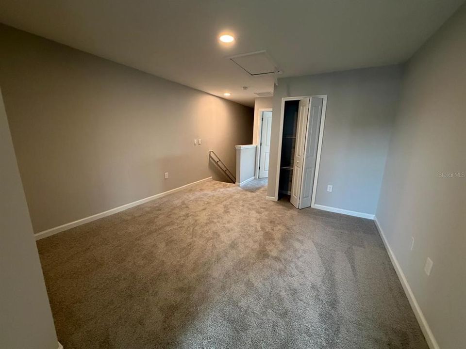 Activo con contrato: $2,550 (3 camas, 2 baños, 1569 Pies cuadrados)