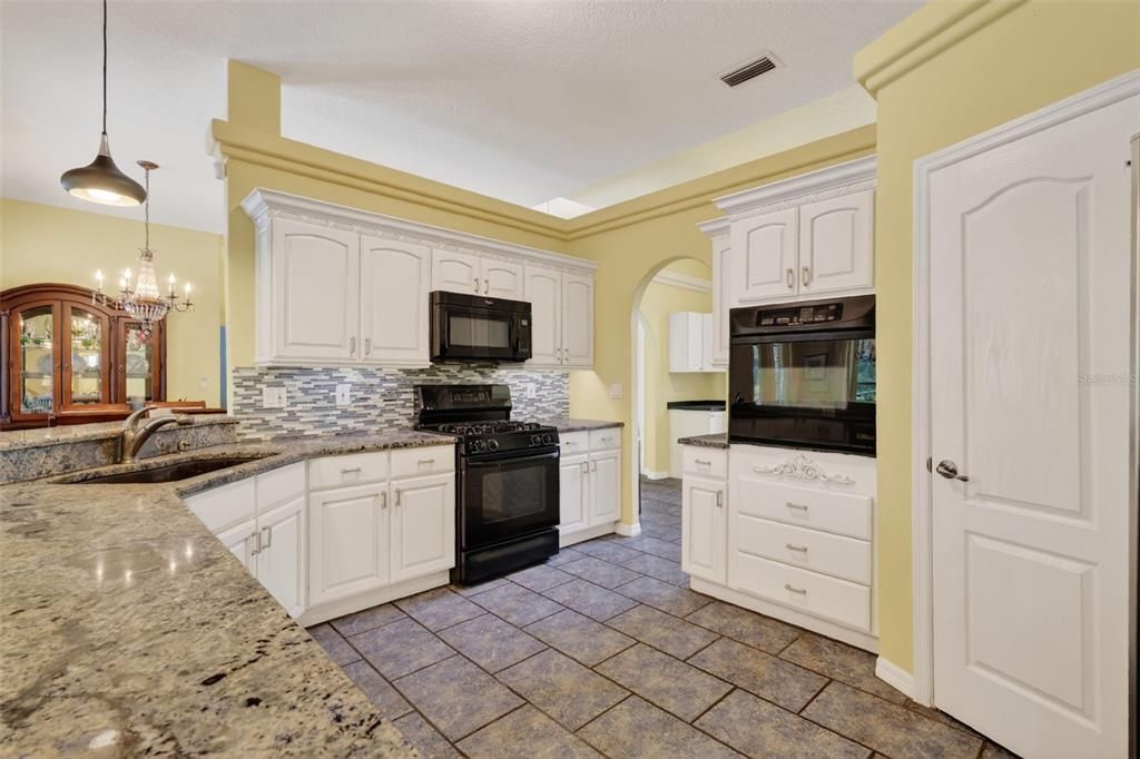 En Venta: $599,900 (4 camas, 3 baños, 3038 Pies cuadrados)