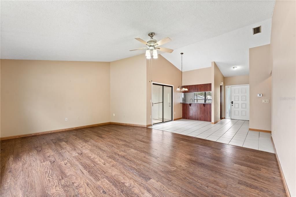 For Sale: $260,000 (2 beds, 2 baths, 1296 Square Feet)