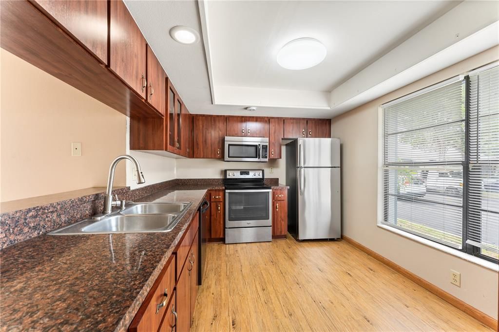 For Sale: $260,000 (2 beds, 2 baths, 1296 Square Feet)