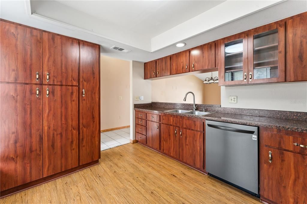 For Sale: $260,000 (2 beds, 2 baths, 1296 Square Feet)