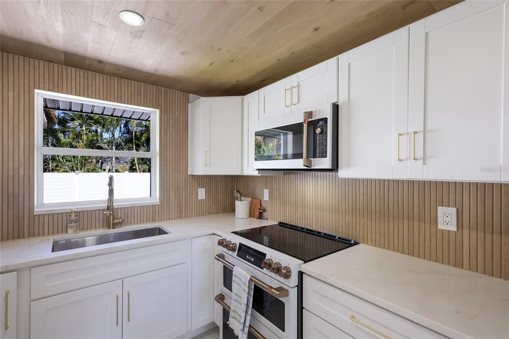 For Sale: $1,250,000 (3 beds, 2 baths, 1398 Square Feet)