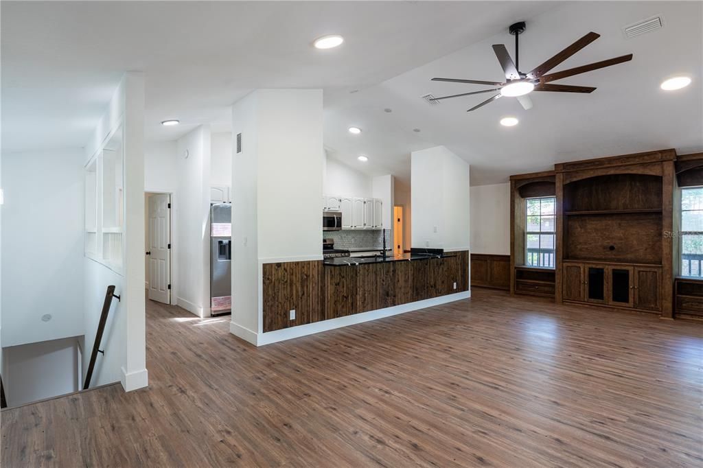 For Sale: $735,000 (3 beds, 3 baths, 2800 Square Feet)
