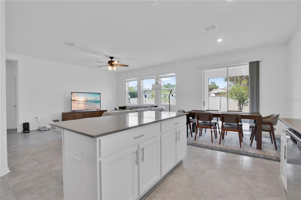Activo con contrato: $370,000 (4 camas, 2 baños, 1843 Pies cuadrados)