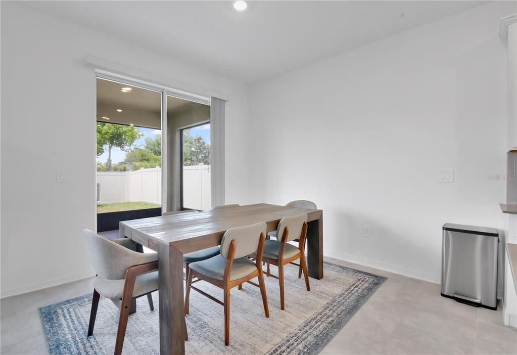 Activo con contrato: $370,000 (4 camas, 2 baños, 1843 Pies cuadrados)