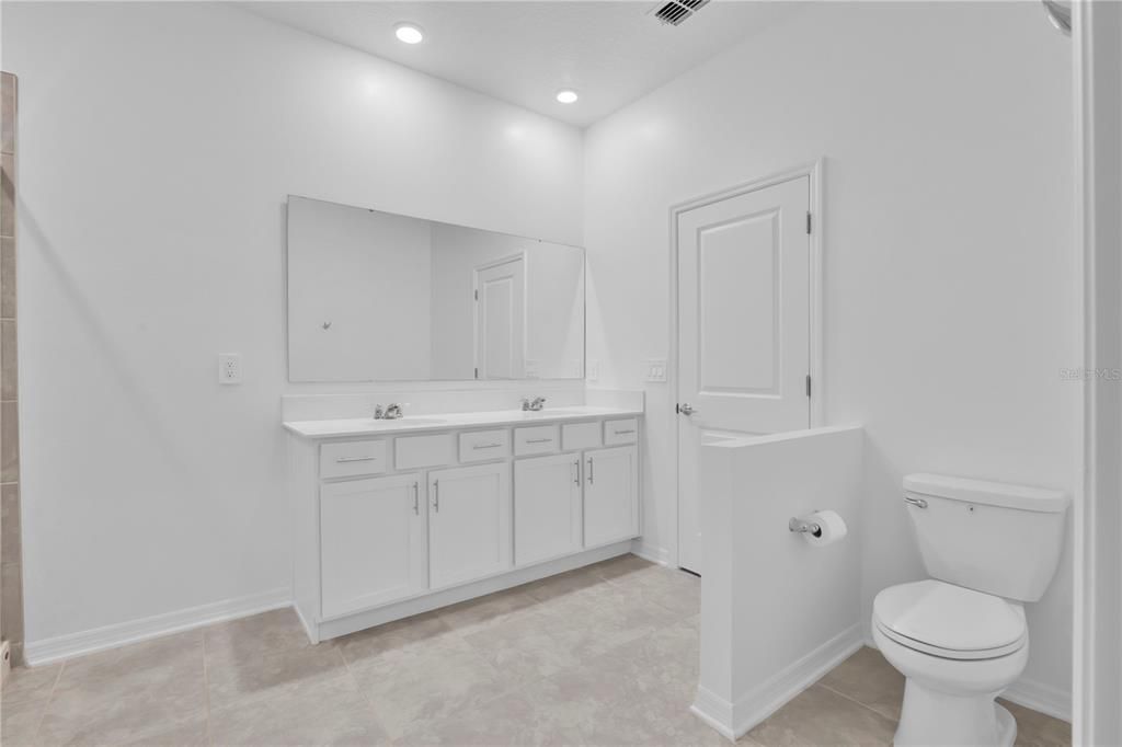 Activo con contrato: $370,000 (4 camas, 2 baños, 1843 Pies cuadrados)