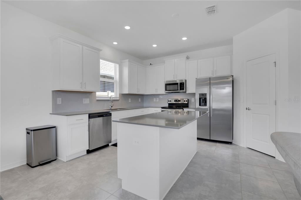 Activo con contrato: $370,000 (4 camas, 2 baños, 1843 Pies cuadrados)