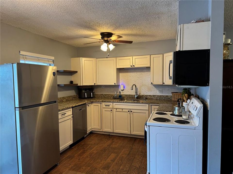 For Sale: $274,500 (3 beds, 1 baths, 1053 Square Feet)