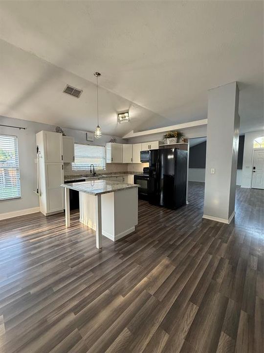 For Rent: $2,500 (3 beds, 2 baths, 1729 Square Feet)