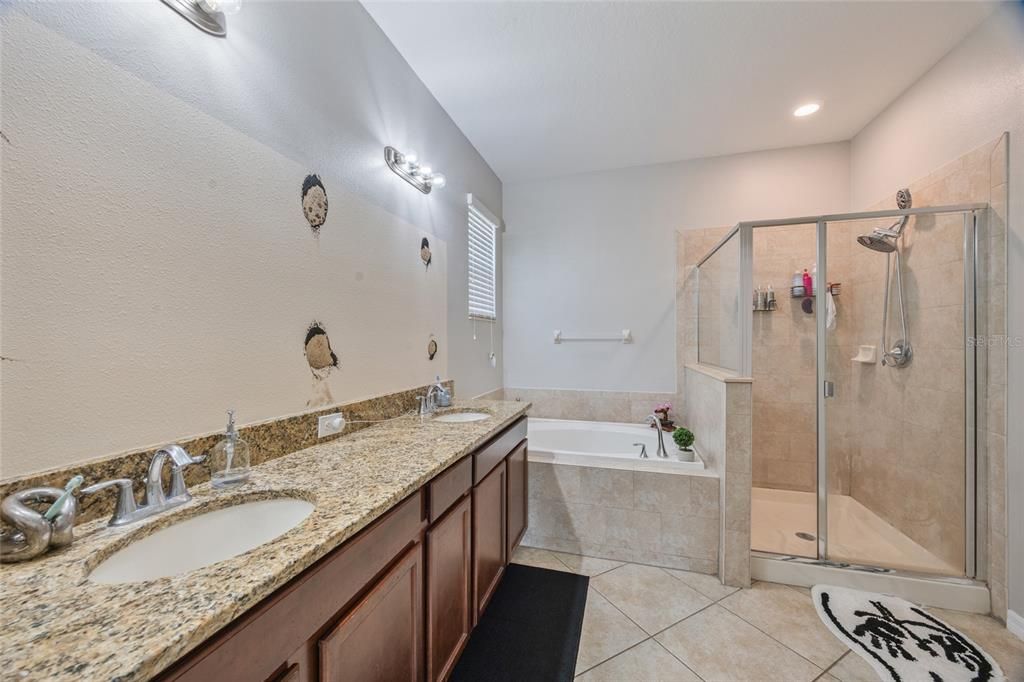 For Sale: $360,000 (5 beds, 4 baths, 2562 Square Feet)
