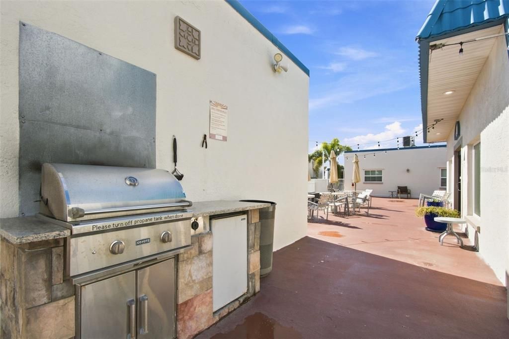 For Sale: $369,500 (1 beds, 1 baths, 701 Square Feet)