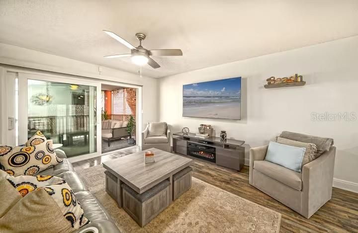 For Sale: $399,000 (1 beds, 1 baths, 701 Square Feet)
