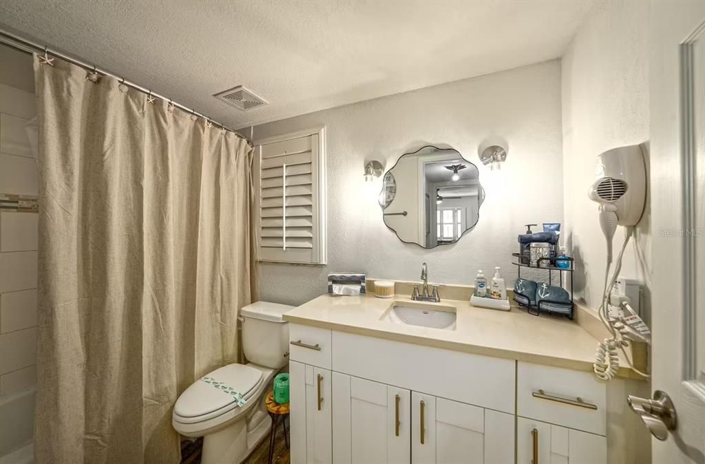For Sale: $399,000 (1 beds, 1 baths, 701 Square Feet)