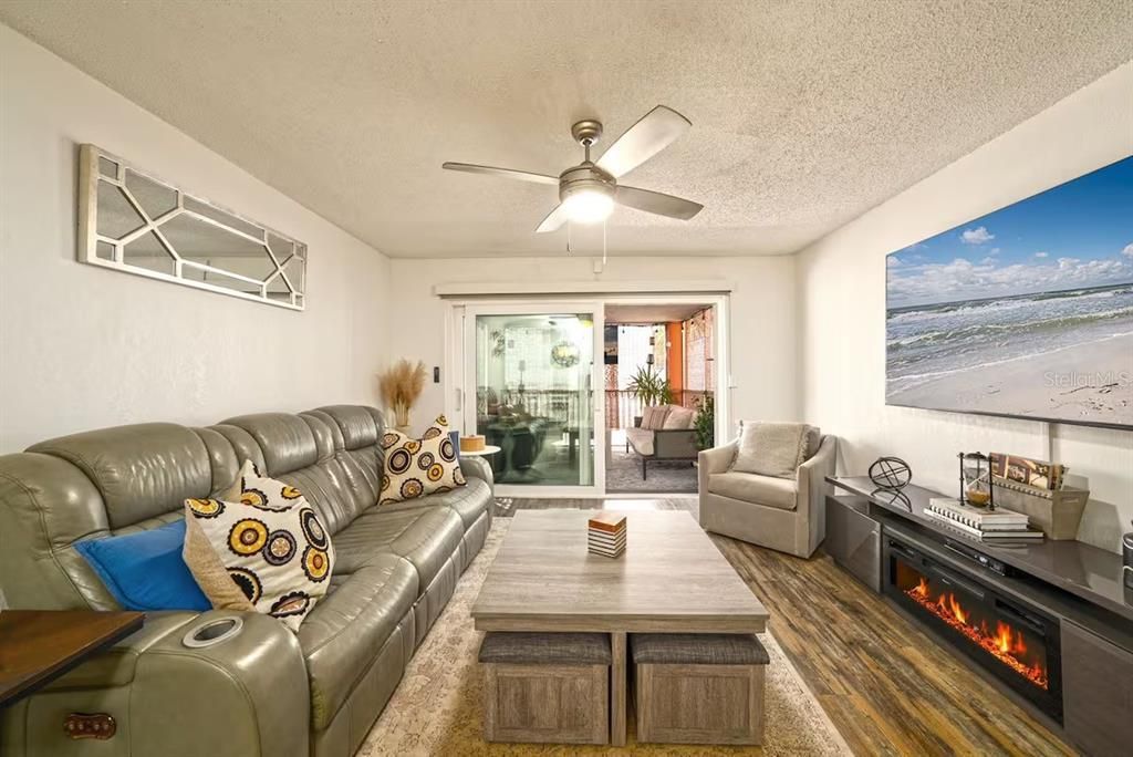 For Sale: $399,000 (1 beds, 1 baths, 701 Square Feet)