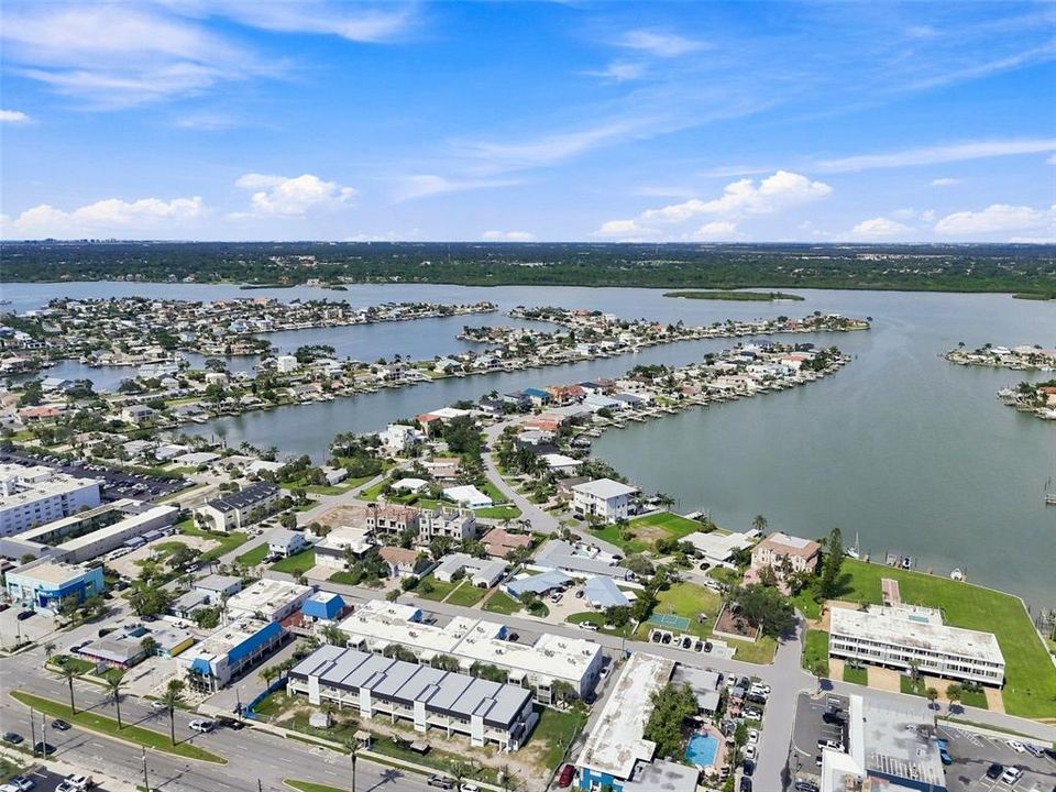 For Sale: $369,500 (1 beds, 1 baths, 701 Square Feet)