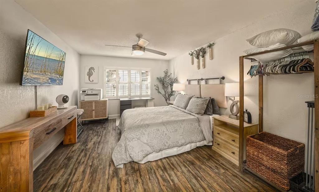 For Sale: $399,000 (1 beds, 1 baths, 701 Square Feet)