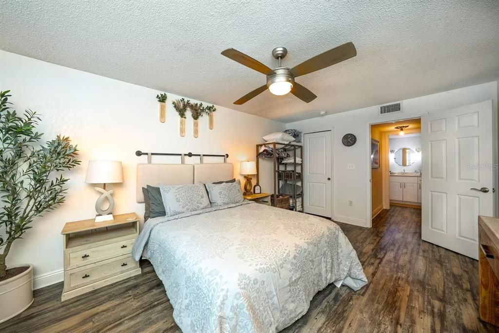 For Sale: $399,000 (1 beds, 1 baths, 701 Square Feet)