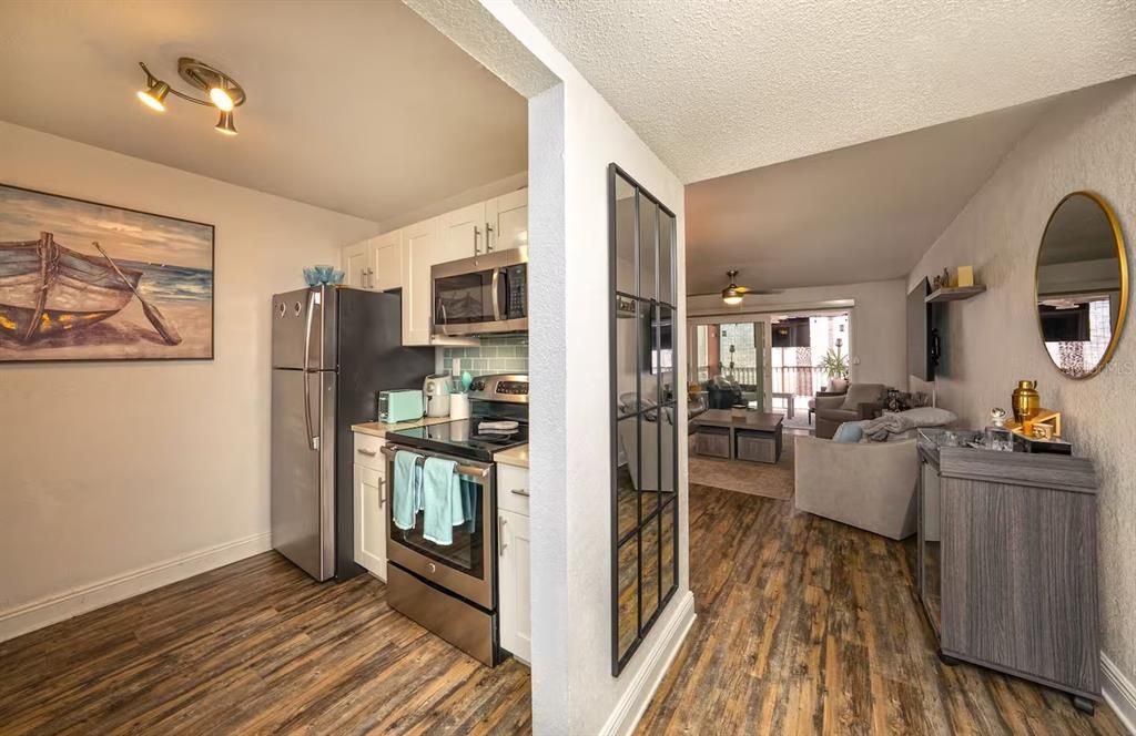 For Sale: $399,000 (1 beds, 1 baths, 701 Square Feet)