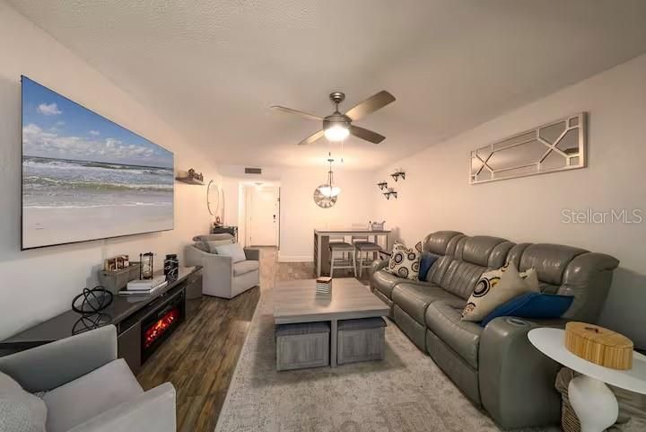 For Sale: $399,000 (1 beds, 1 baths, 701 Square Feet)