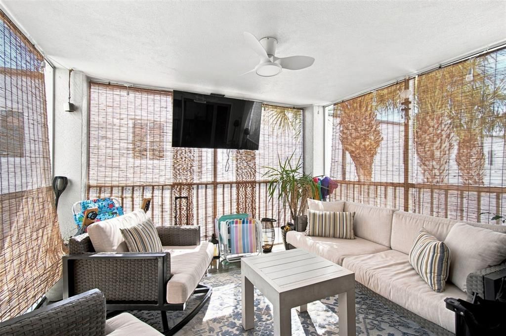 For Sale: $369,500 (1 beds, 1 baths, 701 Square Feet)