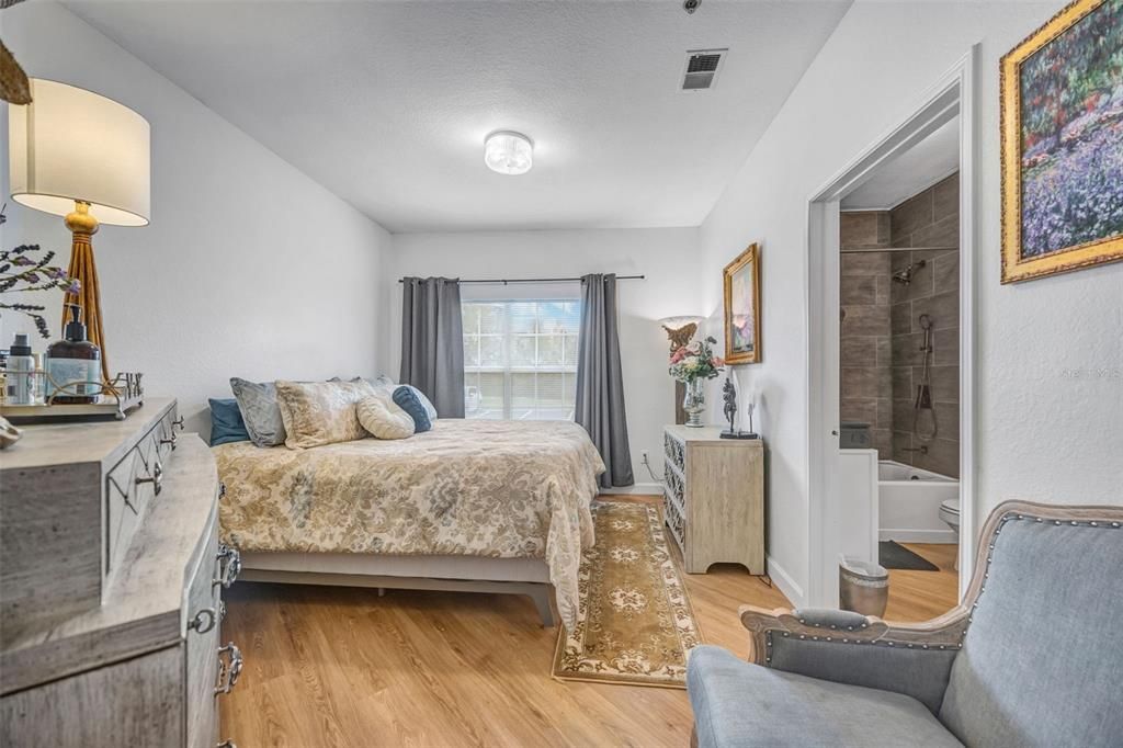 Active With Contract: $1,850 (2 beds, 2 baths, 1153 Square Feet)
