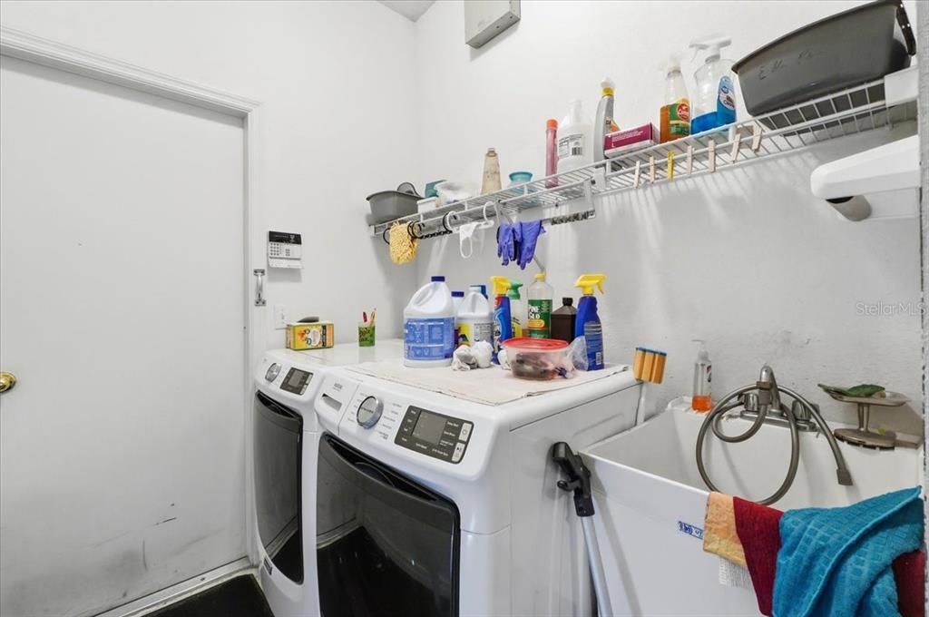 Active With Contract: $350,000 (3 beds, 2 baths, 1955 Square Feet)