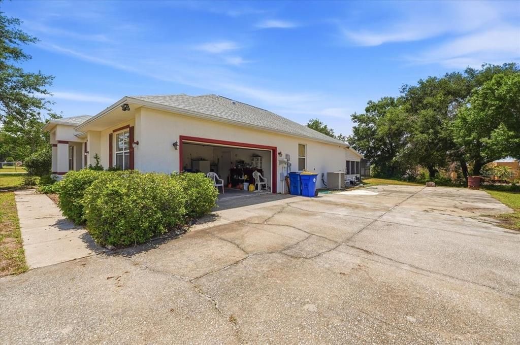 Active With Contract: $350,000 (3 beds, 2 baths, 1955 Square Feet)