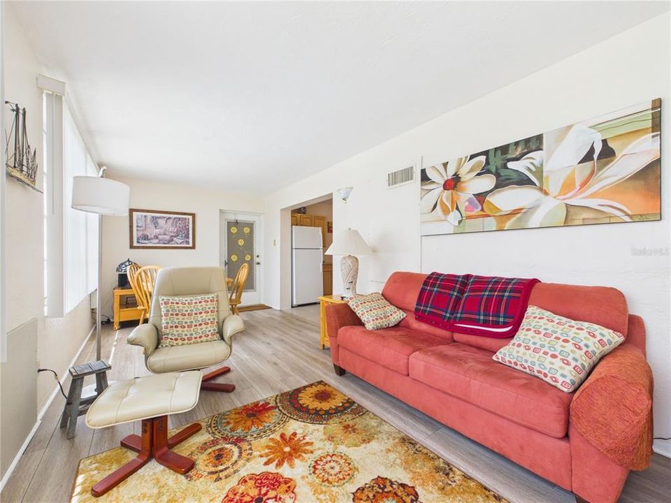 For Sale: $124,900 (2 beds, 1 baths, 1100 Square Feet)