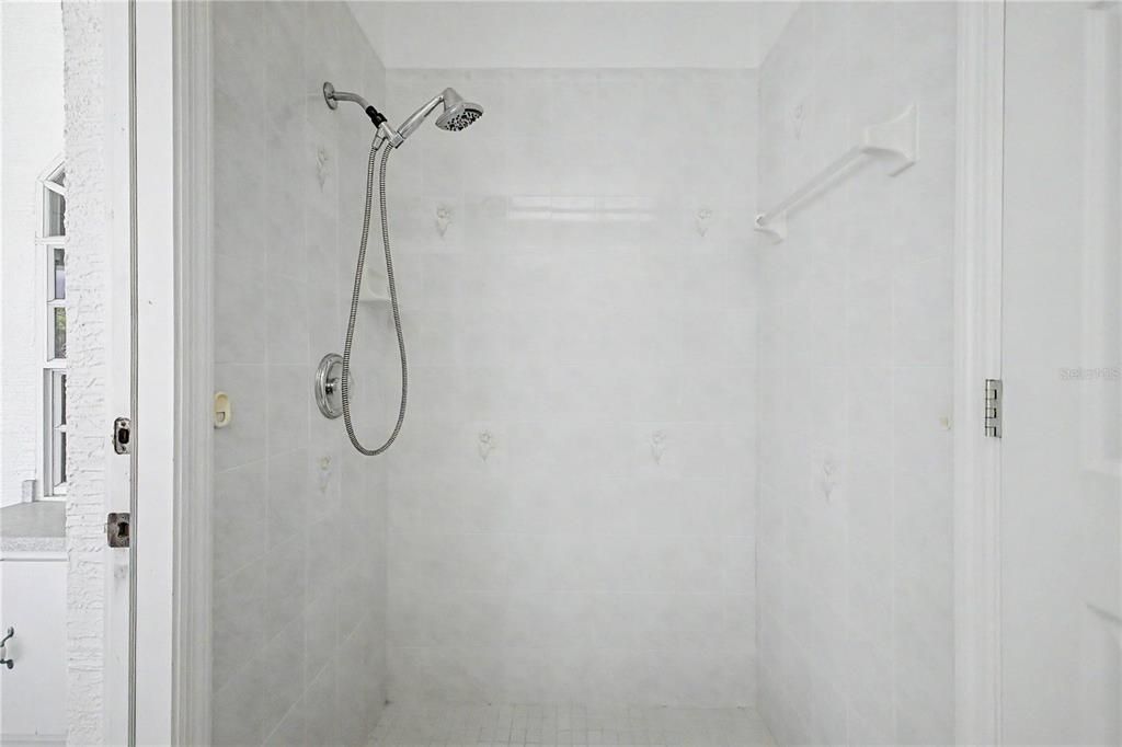 Activo con contrato: $429,000 (3 camas, 3 baños, 1818 Pies cuadrados)