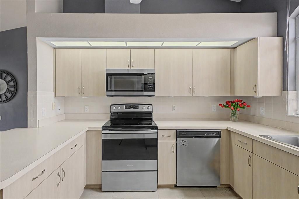 Activo con contrato: $429,000 (3 camas, 3 baños, 1818 Pies cuadrados)