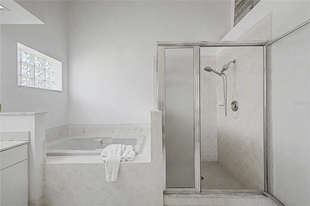Activo con contrato: $429,000 (3 camas, 3 baños, 1818 Pies cuadrados)