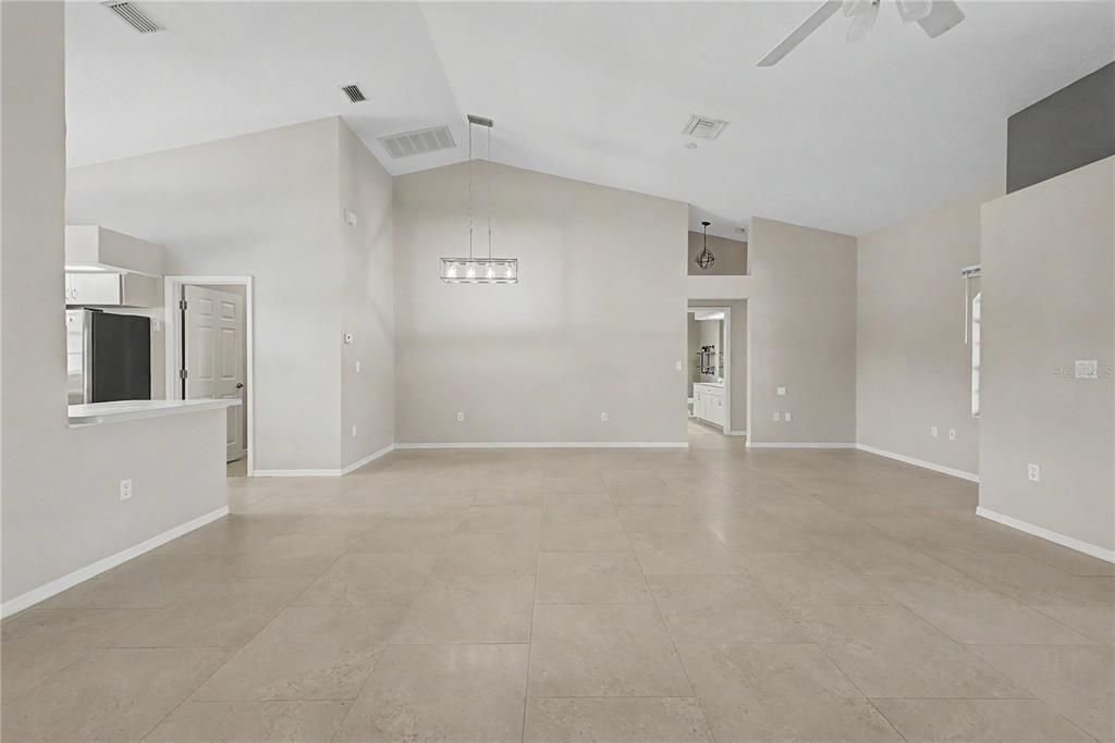 Activo con contrato: $429,000 (3 camas, 3 baños, 1818 Pies cuadrados)