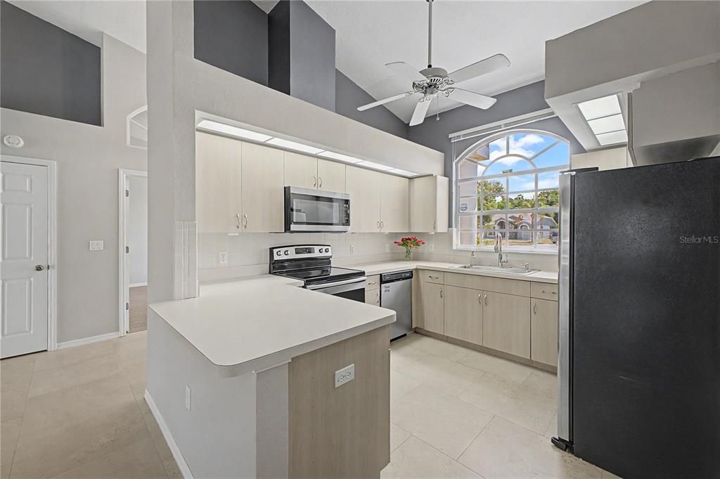 Activo con contrato: $429,000 (3 camas, 3 baños, 1818 Pies cuadrados)