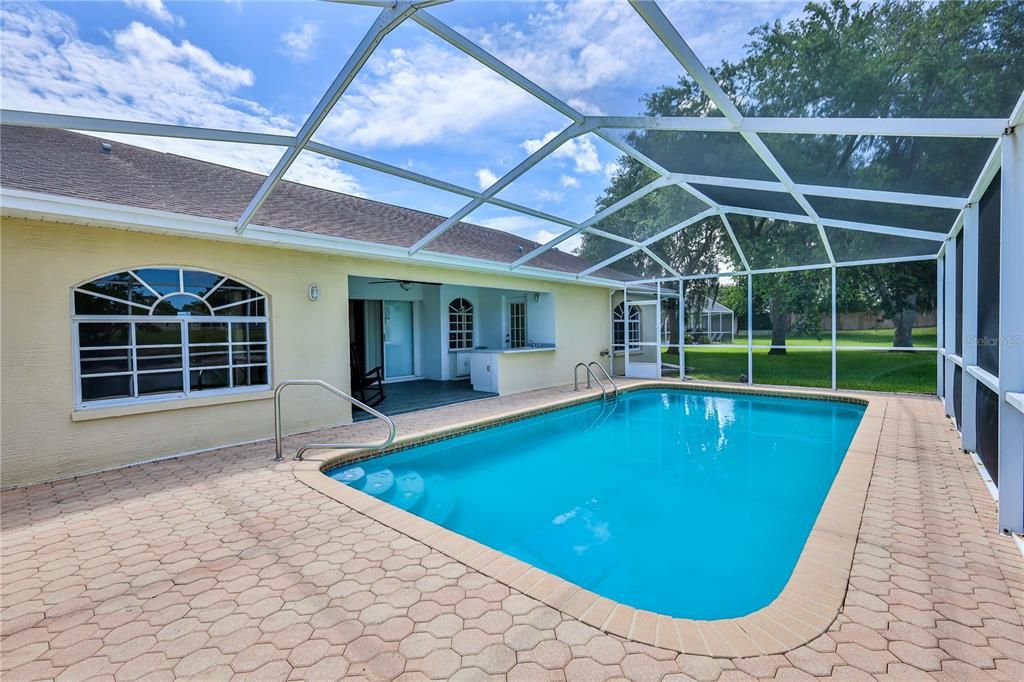 Activo con contrato: $429,000 (3 camas, 3 baños, 1818 Pies cuadrados)