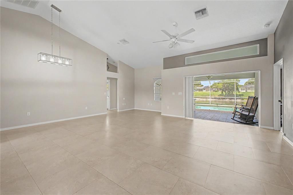 Activo con contrato: $429,000 (3 camas, 3 baños, 1818 Pies cuadrados)