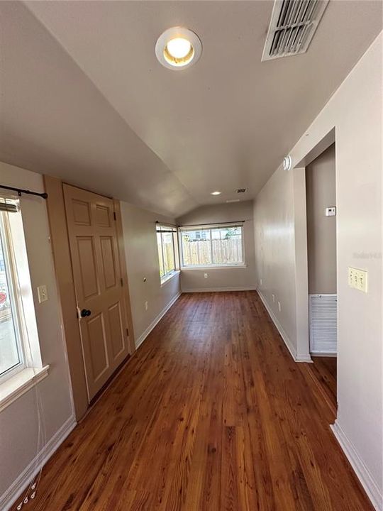 For Sale: $269,900 (2 beds, 1 baths, 800 Square Feet)