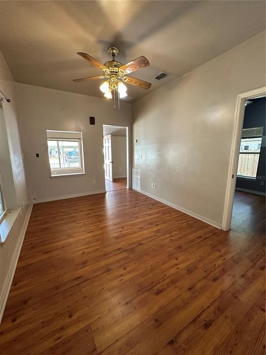 For Sale: $269,900 (2 beds, 1 baths, 800 Square Feet)