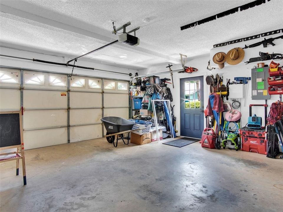 Activo con contrato: $479,000 (5 camas, 2 baños, 2351 Pies cuadrados)