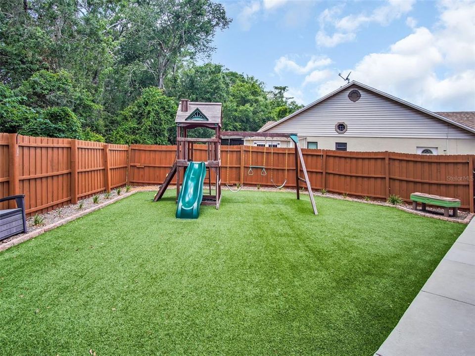 Activo con contrato: $479,000 (5 camas, 2 baños, 2351 Pies cuadrados)