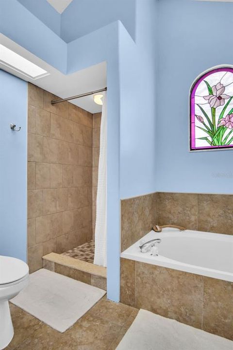 Activo con contrato: $479,000 (5 camas, 2 baños, 2351 Pies cuadrados)