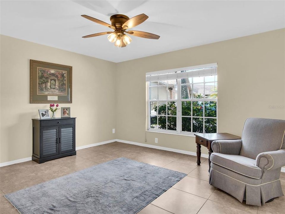 Activo con contrato: $479,000 (5 camas, 2 baños, 2351 Pies cuadrados)