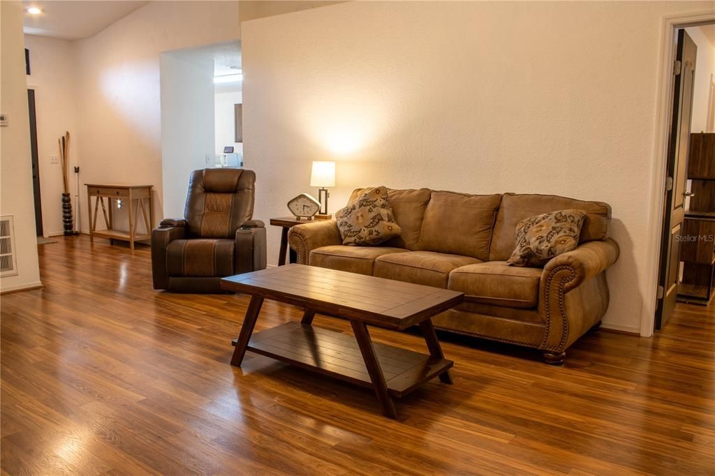 Activo con contrato: $274,900 (3 camas, 2 baños, 1472 Pies cuadrados)