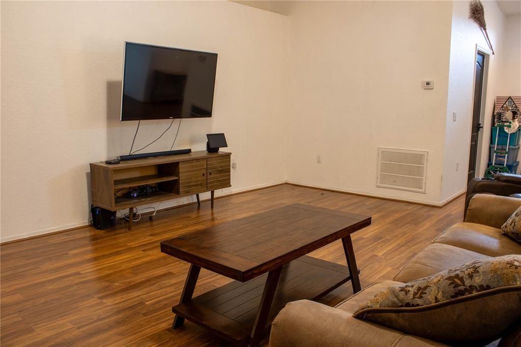 Activo con contrato: $274,900 (3 camas, 2 baños, 1472 Pies cuadrados)